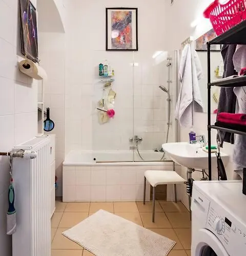 Fro-media - - Backside - Community Space - * וינה