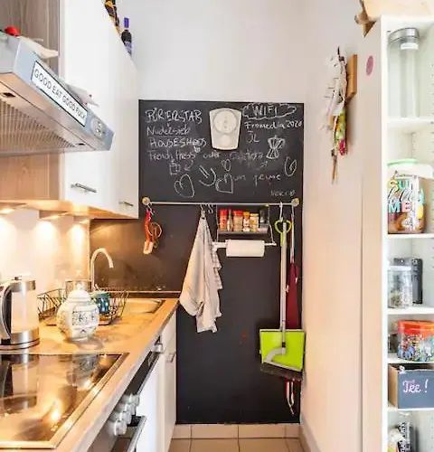 Fro-media - - Backside - Community Space - * וינה